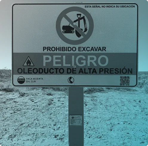 Cartel de prohibido excavar sobre la traza del oleoducto